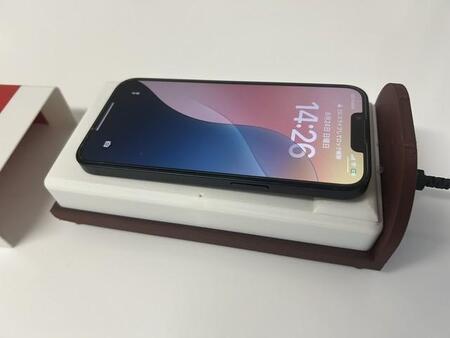 マイクラ風？高校生が作ったベッドの形のワイヤレス充電器が可愛すぎる