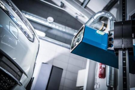 車の「エーミング」知ってますか?必要な時にしないとどうなる? 作業内容や気になる費用を解説