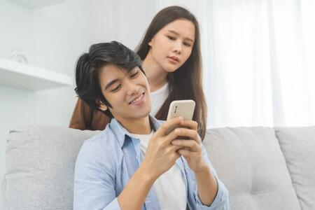 あなたの金銭感覚、もう無理!「1円単位で割り勘。相手は20歳年上」「アイドルのチケットに30万使う」「貸したお金でゲームに課金」