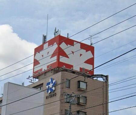 なぜ「本」の字が逆さまに？　札幌のビル屋上に存在した意味深な巨大看板が話題