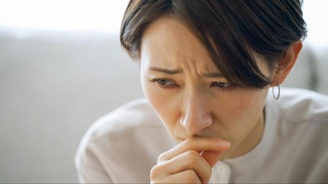 新型コロナの変異株「ニンバス」に感染注意。のどに激痛症状が現れるとされています　※画像はイメージです（polkadot/stock.adobe.com）