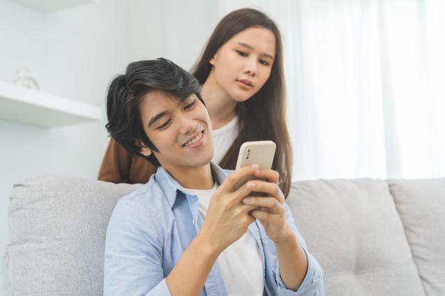 恋人間の金銭感覚のズレ　※画像はイメージです（KMPZZZ/stock.adobe.com）