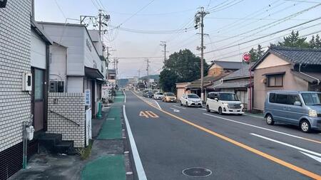 マニア心くすぐる看板、日本一短い橋かも! うっかりすると気づかない…その長さを測ってみた