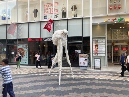 東京・池袋で目撃者多数……3ｍの巨大ヒツジ！？　「これマジでなんだったんだ」ざわつくSNSに本人降臨