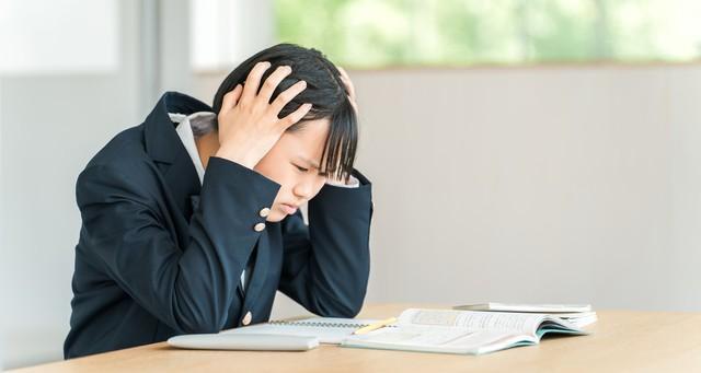 テスト勉強中の高校生　※画像はイメージです（stock.adobe.com）