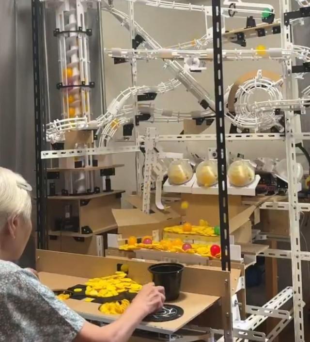自宅で完成した巨大「ガリレオファクトリー」を前に、メダルを投入して遊ぶ93歳の祖母／SANさん（@SanKun_Medal）提供