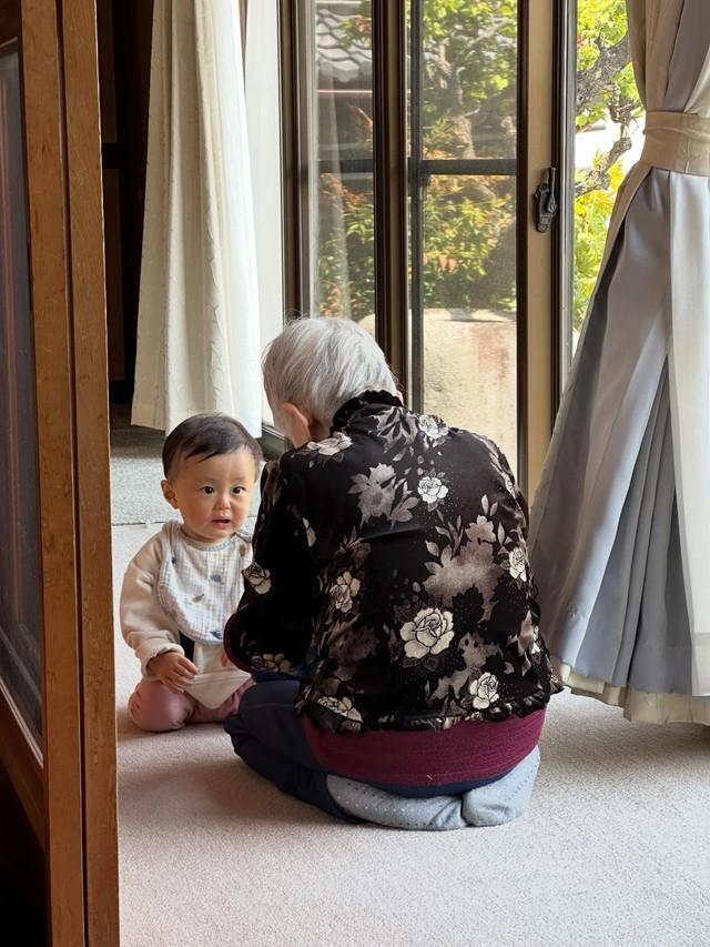 窓辺で向き合う2人。穏やかな光の中で交わされる世代を超えたまなざし／Kei’s mommyさん（@instaofkeismom）提供