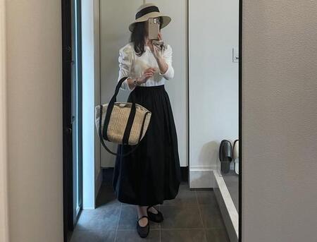 「靴まで全部GUなんです～」53歳女性の全身コーデに大反響　白ブラウス×黒フレアの上品モノトーン姿に「高見えすぎ」「HERMESみたい」の声