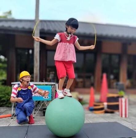 「お友達1000人作るのが夢」7歳娘が大玉に乗って縄跳び…父との大道芸動画に1.6万いいね　姉2人の引退後も続く“親子の挑戦”