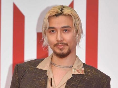 「クセ強すぎ」世界的人気歌手が愛用　日本製の奇抜なファッションアイテムが話題　「違和感なく似合うのすごい」「気になってしょうがない」