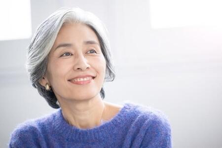 気持ちは若く！シニア女性の約7割「実年齢より若く感じる」　70代前半では「10歳若い」と感じる人多く