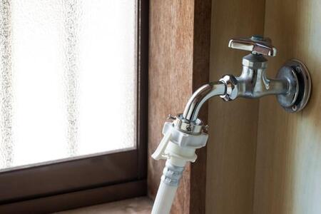 洗濯機の蛇口、閉めてる？開けっ放しのリスクとは　クリーニング店が解説