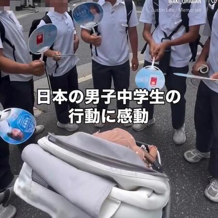ベビーカーを押していると…駆け寄ってきた中学生たち 「暑いですね!」と差し出してくれたものは 「なんて優しい世界」「王子様がいっぱい」