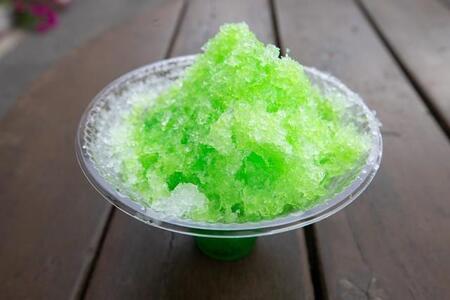かき氷の“美味いとこ”だけ再現したら「発光してる……?」 鮮やかすぎる緑色に「魔界の食べ物」「蛍光ペンで味付けした?」と反響