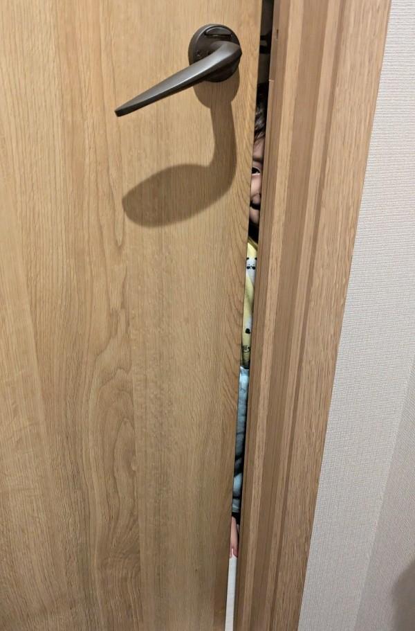 トイレにこもっていたママを発見！ そっとのぞく3歳の息子さん（画像提供：ちぬ 3yさん）