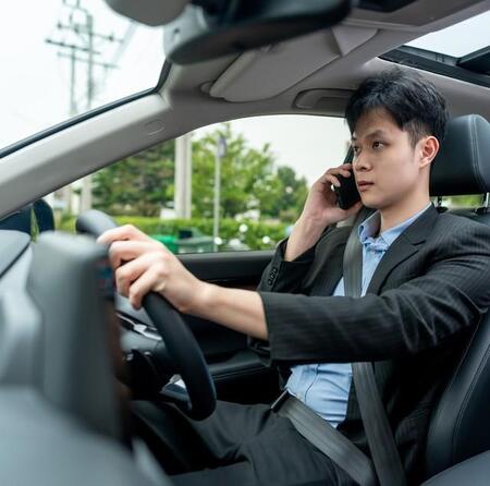 運転中に得意先から着信→営業マンは通話に切り替え迅速対応 一部始終をパトカーに見られていた!【弁護士が解説】