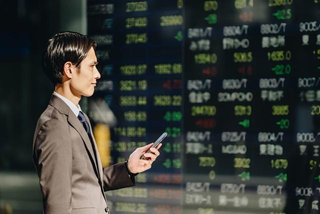 株式投資に取り組んでいる⼈と、そうでいない⼈で金融資産額に明確な違いが…　※画像はイメージです（chachamal/stock.adobe.com）