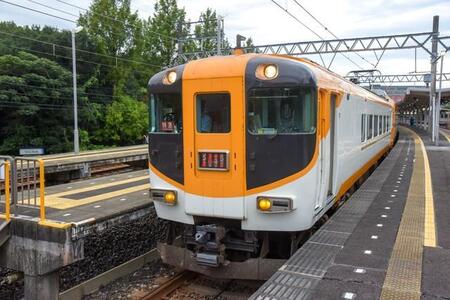 近鉄特急ビスタEX(YUKI/stock.adobe.com)