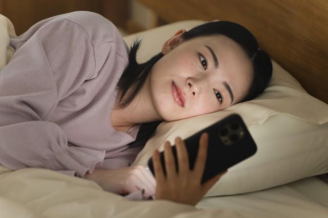 日中のストレスでつい夜更かしをしてしまう「リベンジ夜更かし」をする人が半数　※画像はイメージです（aijiro/stock.adobe.com）