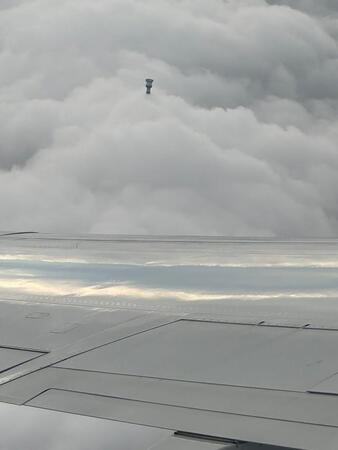 雲の中から「東京スカイツリー」……飛行機から見た景色に「ラピュタ…？」「カリン塔の神殿」