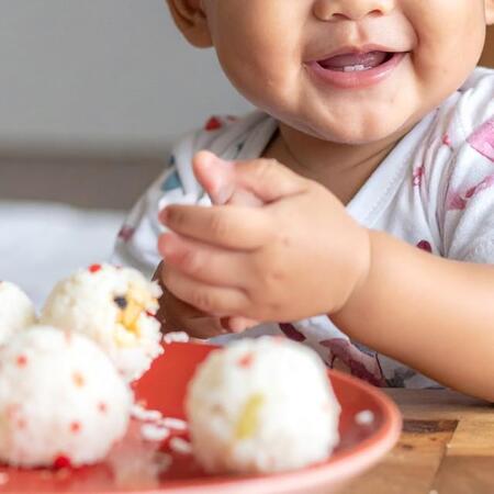 1歳児の手にびっしりごはん粒　母も思わず笑った食事シーンに「お米の神様ですか？」「芸術作品」