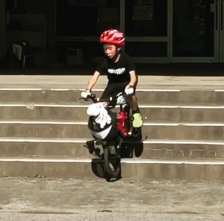 「怖い、やっぱりいらない」と諦めさせるつもりが…父の作戦は逆効果　マウンテンバイクで恐々と段差を降りた少年、6年後はレースに挑むライダーに