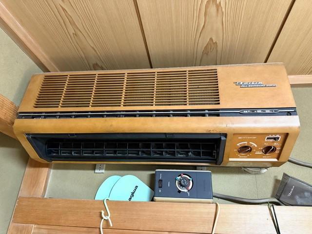 木目調で時代を感じさせるエアコン／投稿主さん提供