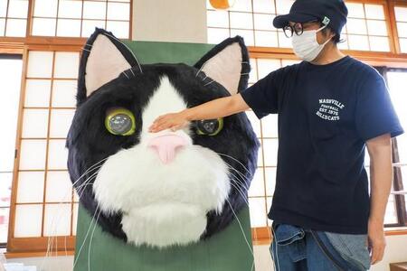 180センチの巨大ハチワレ猫に「かわいすぎ！」の声　“かぶりもの作家”が作ったアート作品が街に登場　北九州では無料レンタル企画も始動