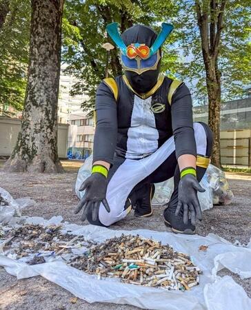 泥に埋もれたタバコの吸い殻が“無限に湧く”恐怖　渋谷駅前でヒーローが掘り出した「街の闇」にSNS騒然