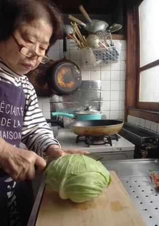 70代おばあちゃんが“認知症リハビリ”で挑む料理動画 息子との二人三脚で発信…お手軽「とろとろキャベツ」レシピに11万いいね