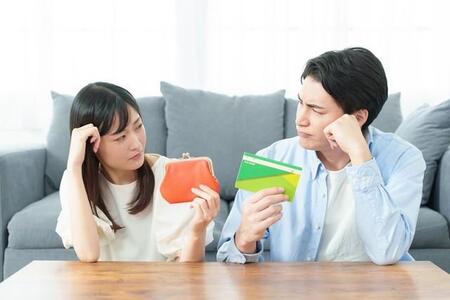 子育て夫婦がパートナーに感じる無駄遣い　男性は「外食」、女性は「お酒」　節約に疲れた人も
