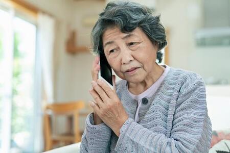 65歳以上のスマホトラブル、経験の最多はなに？　トラブル時に誰にも相談しない人が多いのは？