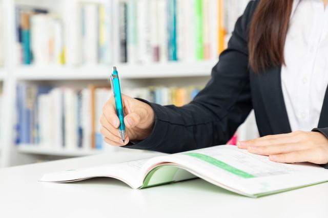 勉強をする社会人　※写真はイメージ（yukinoshirokuma/stock.adobe.com）