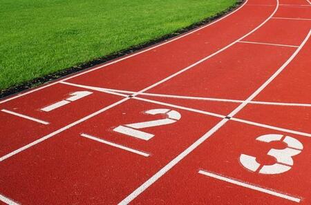 人間の両手両足を使って動物のように走る「四足走行」（Riad Seif - jarma/stock.adobe.com）