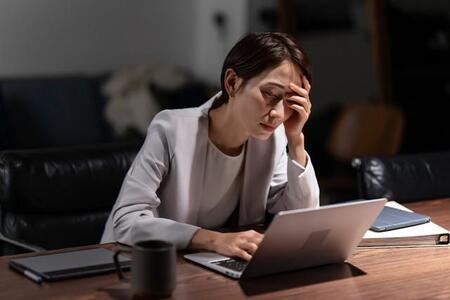 月の残業時間「多い」と感じるのは何時間から？　管理職と非管理職で違いが鮮明に