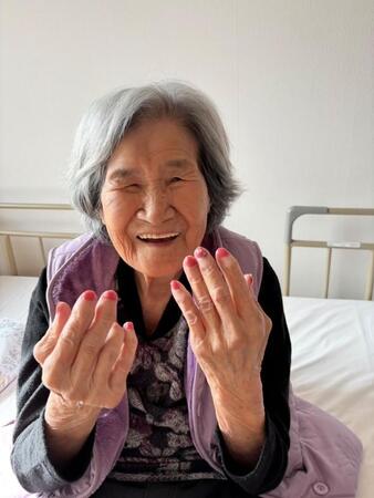息子亡くし「生きていてもつらいばっかり」…涙する祖母、孫のネイルと30年ぶりのメイクで表情一変、笑顔が戻った日