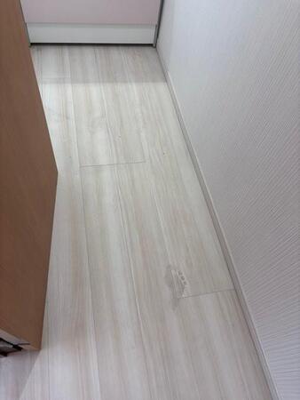 購入時にはなかったのに…不動産物件の廊下に浮き上がる2つの足跡「拭いても消えない」一体なぜ?