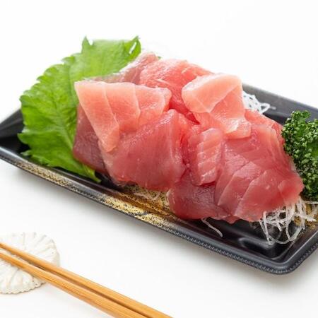 「もう！また騙されてる」箸で何度もシソをつまもうとする夫…実はプリント！　リアルすぎるお刺身トレーに2度も引っかかり妻も爆笑