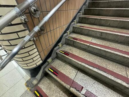 戦後80年　名古屋駅7・8番ホームに残る蓄光タイル　空襲警報時の灯火管制　避難誘導を足元から支えた昭和のフットライト