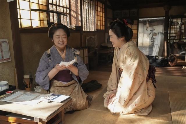 母・フミ（池脇千鶴）とトキ。奥に寝転んでいるのが父・司之介（岡部たかし）。松野家のシーンはこのドラマの見どころ　(C)NHK