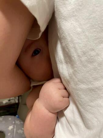 生後5カ月の赤ちゃん「そろそろ寝たかな…」 隙間から覗くとニコニコ“寝る気ゼロ”の笑顔 天使の“裏切りスマイル”に7.7万いいね