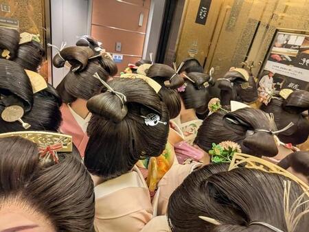 由緒ある有馬芸妓、時代を超えてSNSで突如バズる エレベーターに15人がぎゅうぎゅう詰め…シュールな光景に「バカ殿様の1シーン?」