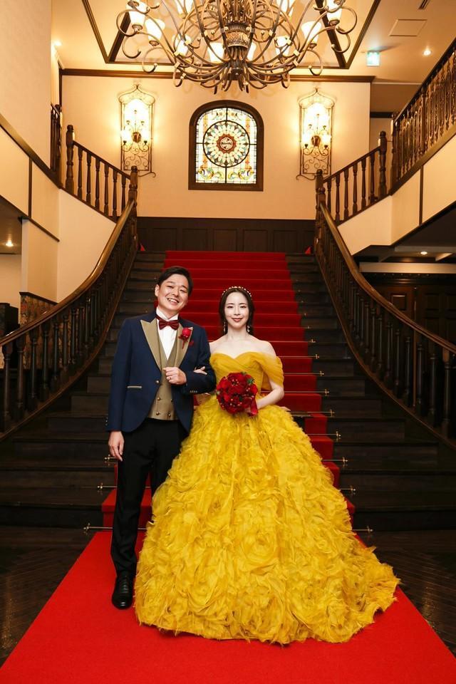 ベルのドレスを身にまとったyumyさんと夫/yumyさん（@jaekmilerr）提供