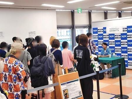 担当は語学系季刊誌　堅いジャンルの編集者が最強の殺し屋映画にドはまり　阪元裕吾監督に直談判で推し本が完成した！