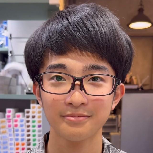 人生初のヘアカラーに挑戦！少し緊張した面持ちで施術前の一枚／大月ショウさん（@diece_shou）提供