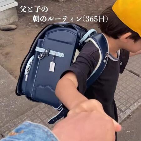 小1から小2へ「1年間の送迎を毎日撮影」 シングルファーザーが息子と交わした“グータッチ”の成長記録に13万再生の反響「涙が出た」