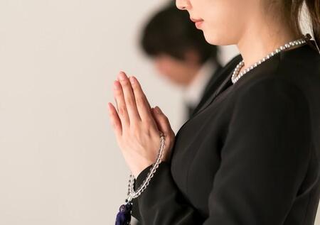 葬儀の「平服でお越しください」何を着るのが正解？　平服＝私服OKではありません【葬儀社が解説】