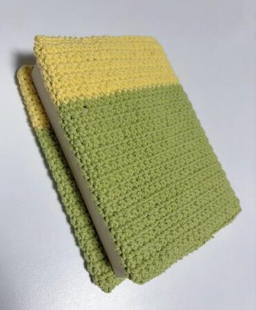 手編みのブックカバー「それはどういう意図の配色？」→リプ欄にいろんな「考察」が殺到！答えは…