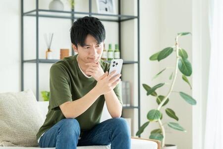 【ハラスメントの基準】3位「下の名前で呼び捨て」、2位「肩を叩く」、1位は？