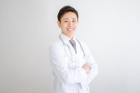 白衣を翻し颯爽と……美容外科医役がお似合いの男性芸能人　GACKTさん、ディーン・フジオカさんを抑えた圧倒的1位は